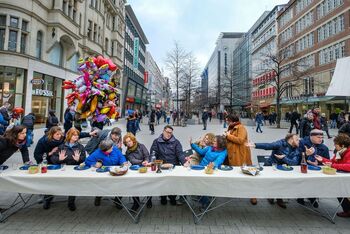 Zwei Tapeziertische, 13 Klappstühle und 13 Schauspieler: Mit kargen Requisiten lädt ein Team dieses Jahr zum Straßentheater „Mahl ganz anders“ am Gründonnerstag in Osnabrück ein. Foto: epd-bild/Jens Schulze