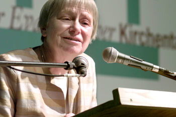 Dorothee Sölle bei einem „Politischen Nachtgebet“ beim evangelischen Kirchentag in Frankfurt am Main 2001. Archivfoto: epd-bild/Falk Orth