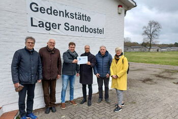 Am neuen Friedensort (von links): Friedrich Selter, Regionalbischof Osnabrück; Günther Justen-Stahl, Vorsitzender Stiftung Lager Sandbostel; Michael Freitag-Parey, Friedenspädagoge in Sandbostel; Dirk Stelter, Oberkirchenrat Evangelisch-lutherische Landeskirche Hannovers; Angelus Müller, Mitglied der Synode und des Vergabeausschusses; Dr. Karin Köhler, Vorsitzende des Vergabeausschusses Friedensorte. Foto: Felix Paul