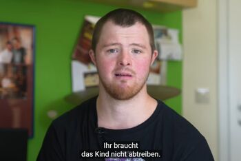 Julian lebt mit Trisomie 21. Eine Basis:Kirchen-Reportage über ihn wurde jetzt mit dem Niedersächsischen Integrationspreis ausgezeichnet. Foto: Screenshot