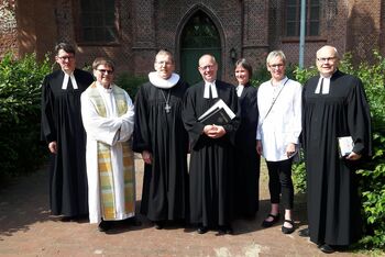 Dr. Wischnowsky und Dr. Brandy mit Assisteninnen der Einführung