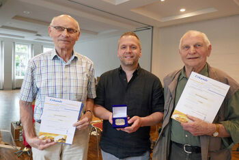 Landesposaunenwart Henning Herzog (Mitte) überreicht Urkunden und Kuhlo-Medaillen an Günther Seidel (links) und Herbert Seidel für die 75-jährige aktive Mitgliedschaft in Posaunenchören. Foto: Sabine Freitag