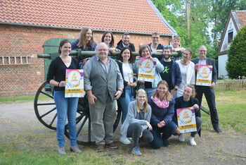 Mitglieder des Orga-Teams und des Kirchenvorstandes der Auferstehungskirchengemeinde treffen sich auf dem Festivalgelände in Elze.