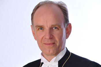 Meister_quer_baeffchen