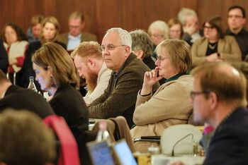 Mehrere Personen in einem Sitzungssaal
