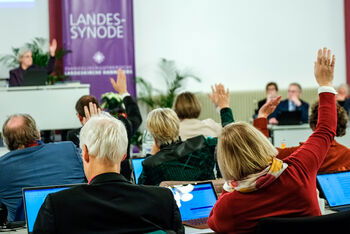 Das Plenum mit den Sydonalen stimmt ab.