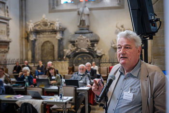 Eine Person spricht an einem Mikrofon