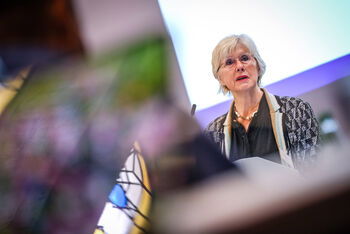 Eine Person sitzt an einem Tisch