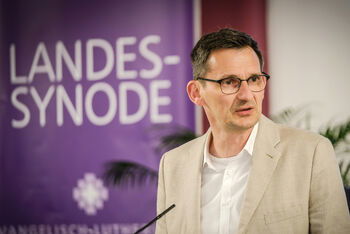 Eine Person am Rednerpult