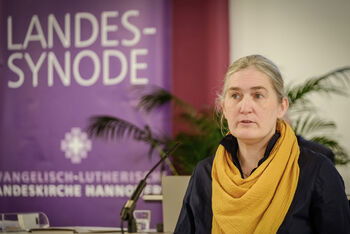 Eine weiblich lesbare Person an einem Rednerpult