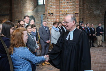 Eine Person schüttelt einer anderen die Hand