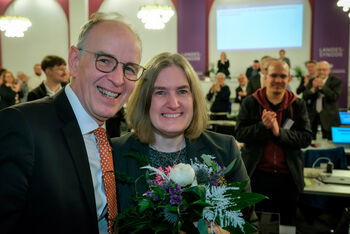 Zwei Personen schauen in die Kamera