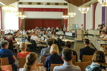 Viele Personen in einem Sitzungssaal