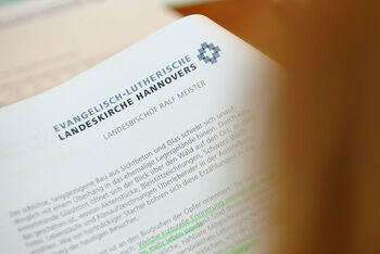 Bischofsbericht auf Papier