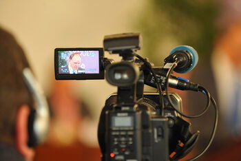 Blick auf den Bischof durch den Monitor einer Fernsehkamera