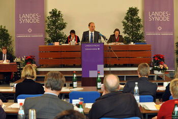 Landesbischof Ralf Meister vor Synode