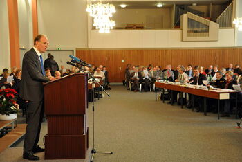Ralf Meister vor dem Synodenplenum