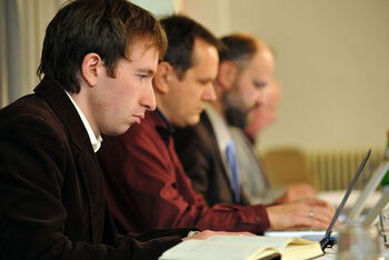 Öffentlichkeits-Bauftragte beim Schreiben an ihren Laptops