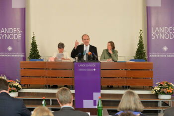 bischofsbericht6_frontal