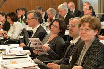 JS5_5189_blick_in_die_reihen