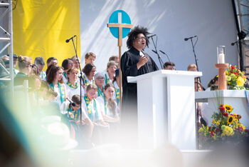 Der Wiesmoorer Pastor Quinton Ceasar predigt beim Schlussgottesdienst auf dem Hauptmarkt beim 38. Evangelischen Kirchentag in Nürnberg.