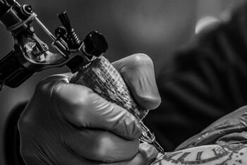 Nahaufnahme einer Tätowierung in schwarz-weiß. 