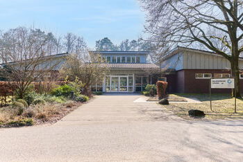 Ein Gebäude, vorn rechts steht ein Schild mit der Aufschrift Berufsbildende Schulen