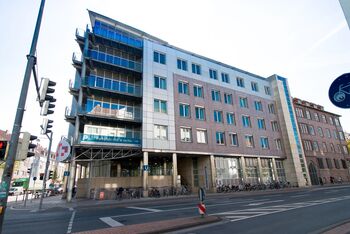 Ein großes Gebäude an einer großen Kreuzung.