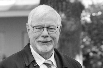 Schwarzweiß-Portrait einer als Mann lesbaren Person