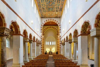 Innenansicht einer großen Kirche mit kunstvoll ausgemalter Decke