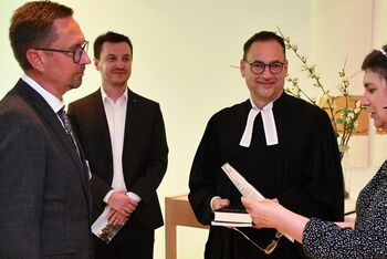 Menschen in Festkleidung.