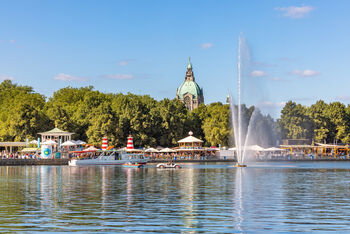 Ein See mit einer Fontäne in der Mitte.