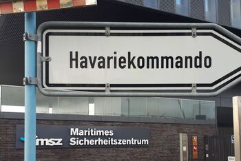 Ein Schild auf dem Havariekommando steht.