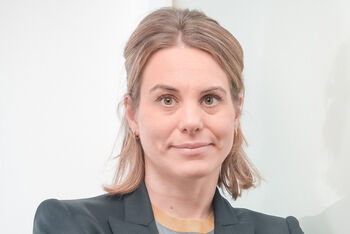 Portraitfoto einer als Frau lesbaren Person.
