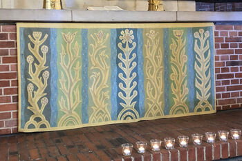 Mehrere Kerzen vor einem Altar