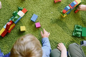 Kinder spielen mit Bauklötzen.