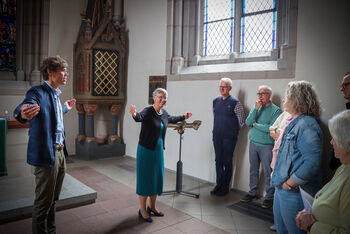 Eine Gruppe steht in einem Kirchenraum