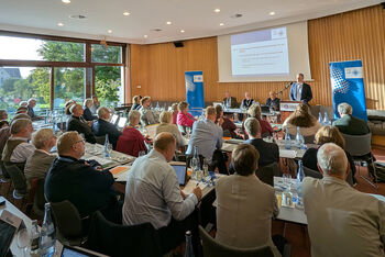 Viele Menschen bei einer Tagung in einem Saal