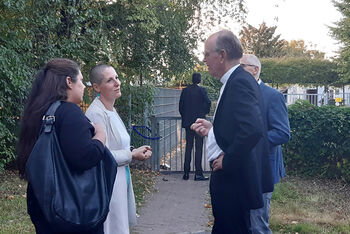 Zwei als Frauen und zwei als Frauen lesbare Personen unterhalten sich.