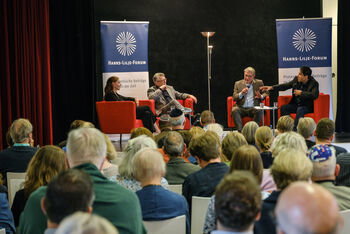 Eine Podiumsdiskussion vor großem Publikum