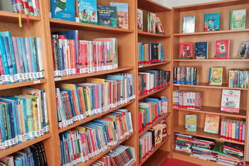 Bücherregale in einer Bücherei