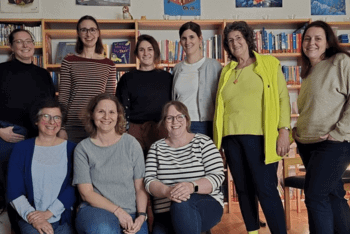 Frauen in einer Bibliothek.