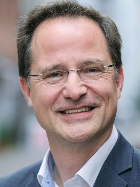 Ein Mann lächelt.