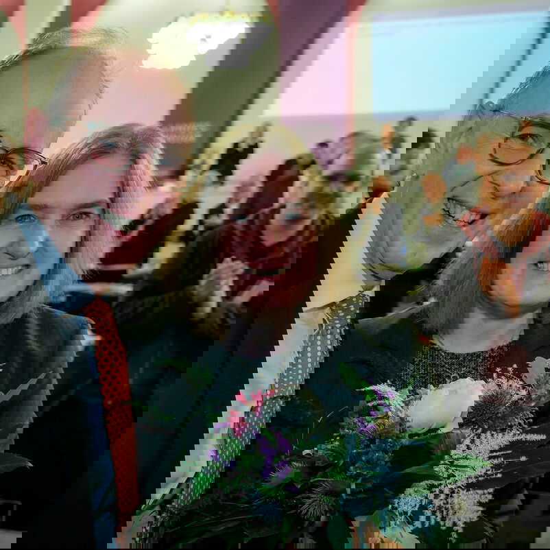 Zwei Personen schauen in die Kamera