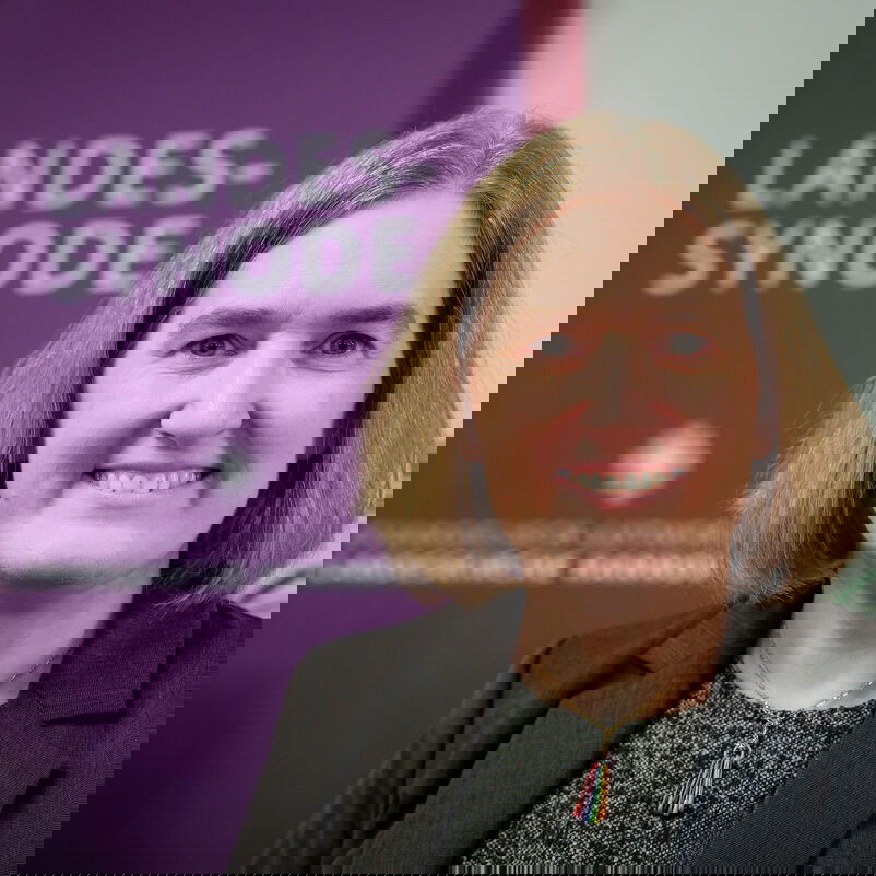 Eine weiblich zu lesende Person lächelt in die Kamera.