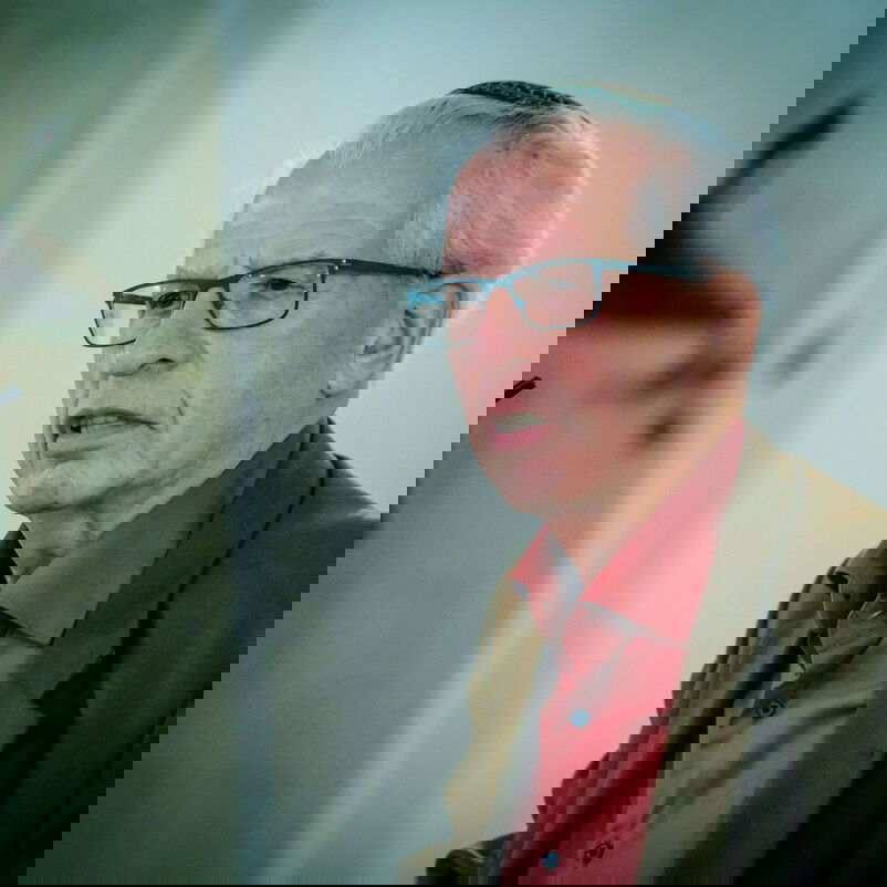 Eine männlich gelesene Person mit Brille, kurzen grauen Haaren und Kippa.