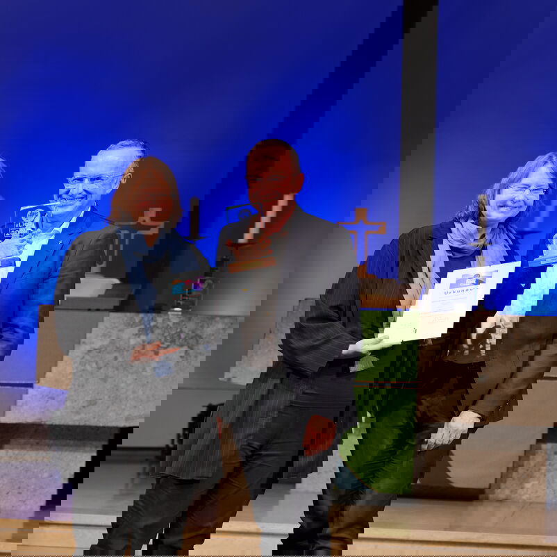 Eine Frau mit einem Preis.