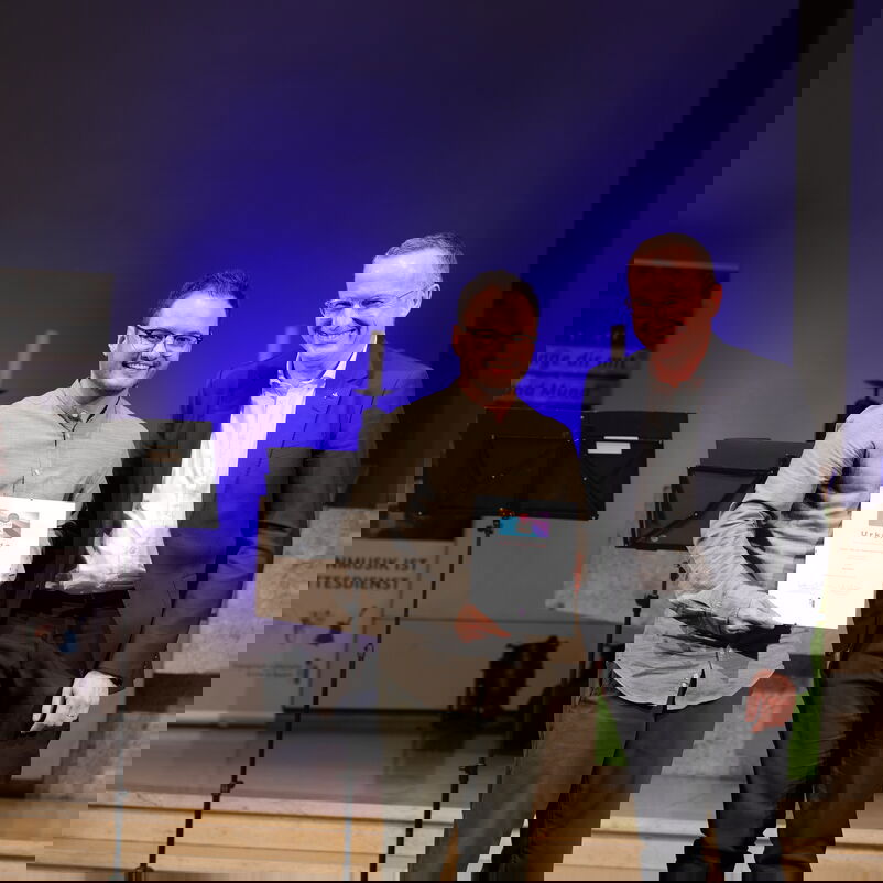 Ein Mann mit einem Preis.