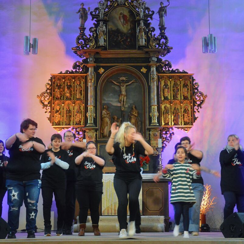 Menschen tanzen in einer Kirche.