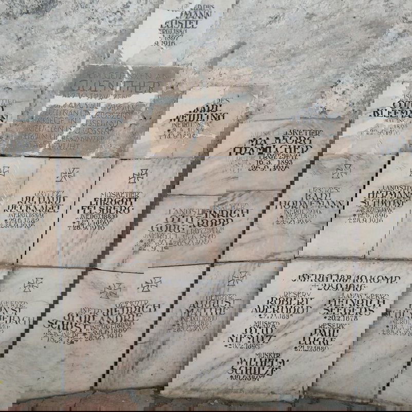 Steintafeln mit Namen, Geburts- und Sterbedaten